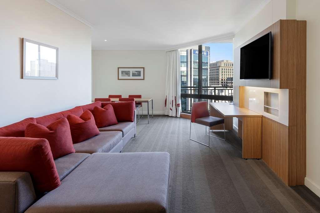 Amora Hotel Brisbane Ruang foto A suite at the hotel