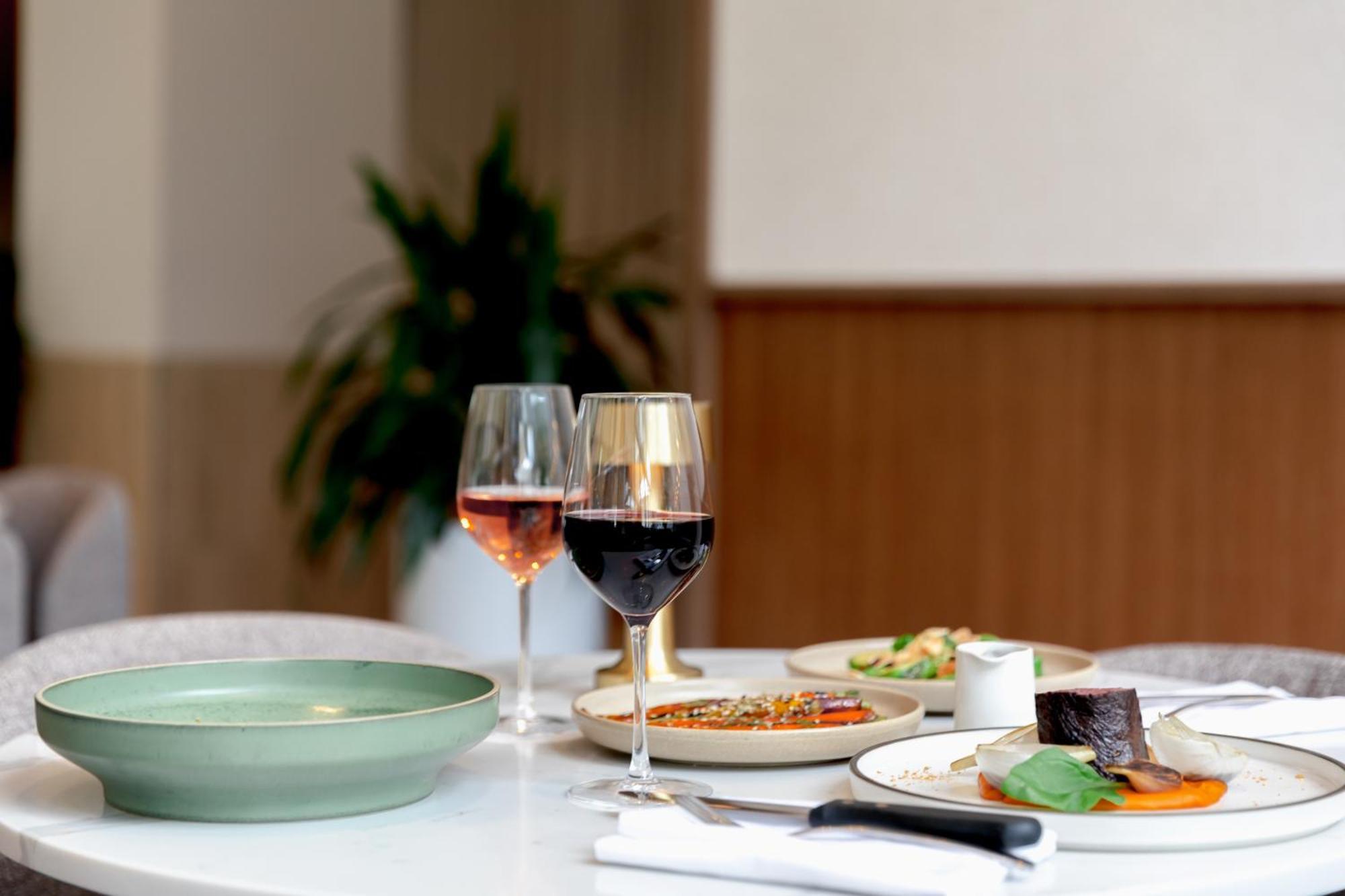 Amora Hotel Brisbane Bagian luar foto Dishes at the restaurant