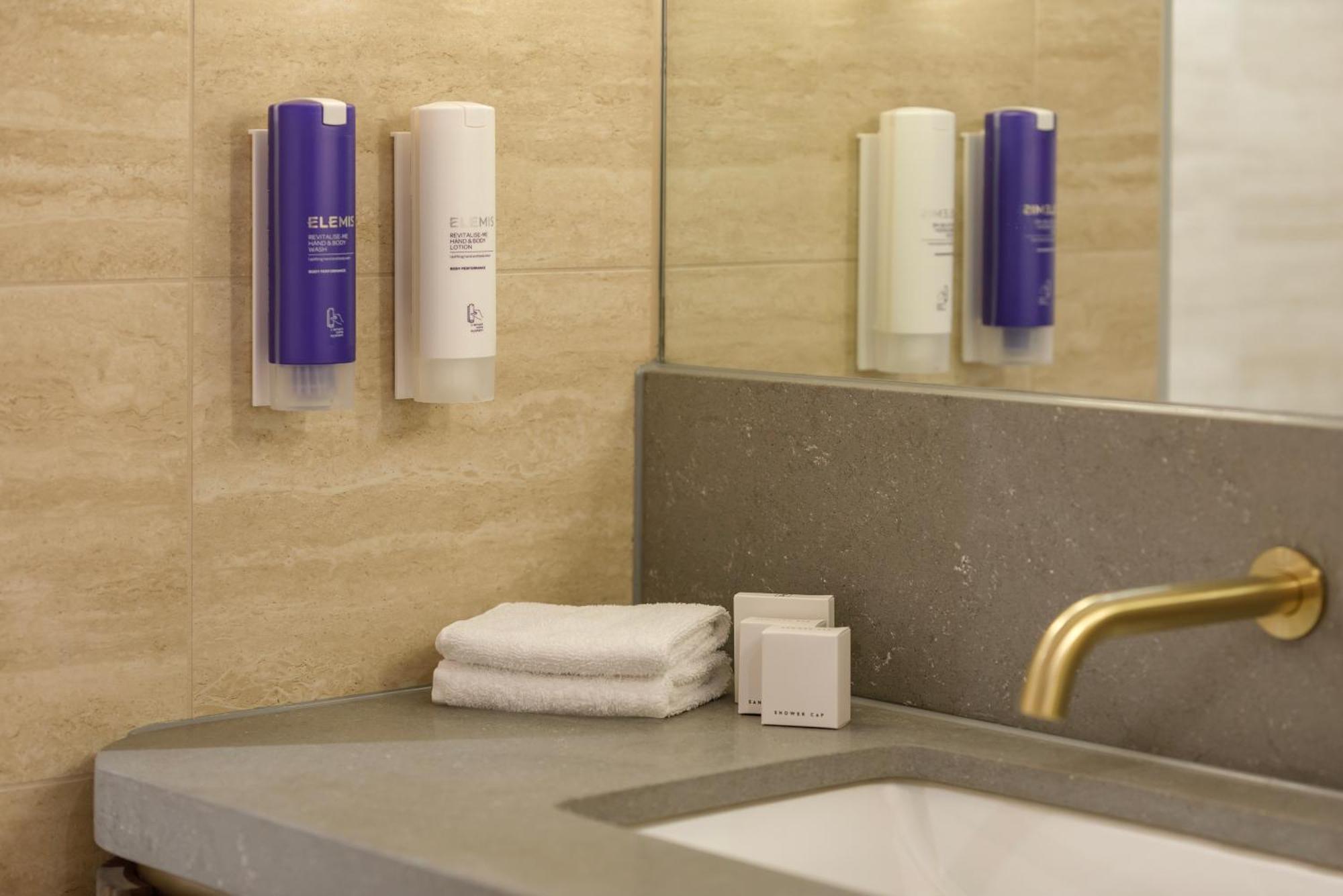 Amora Hotel Brisbane Bagian luar foto A bathroom with the L:A Bruket products