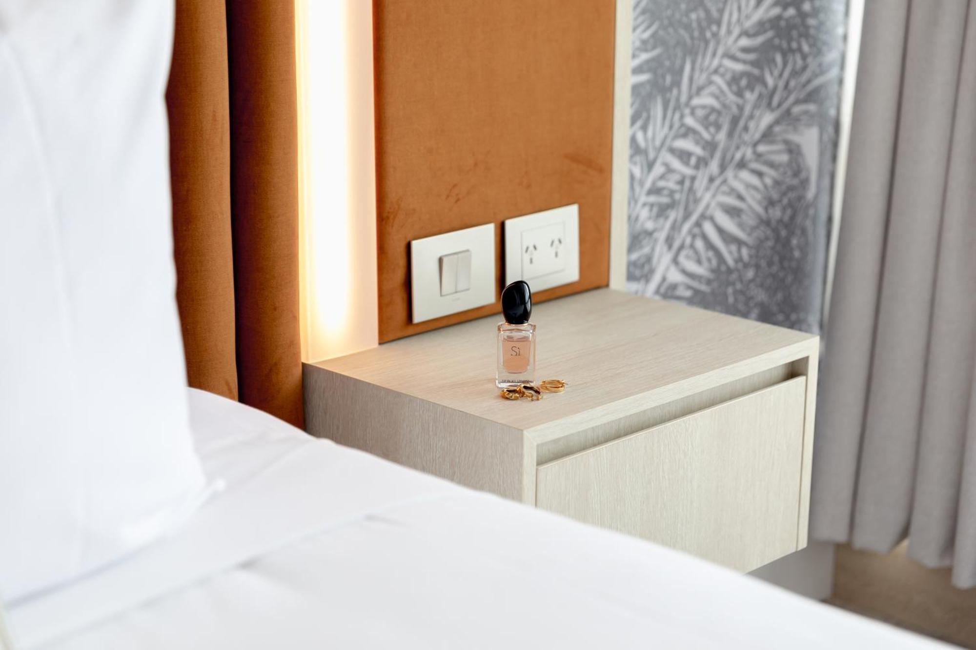 Amora Hotel Brisbane Bagian luar foto A bottle of the scent