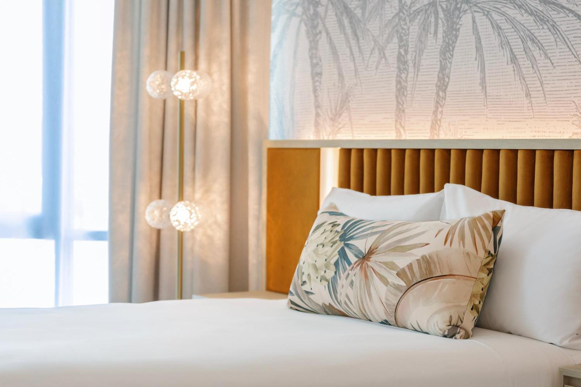 Amora Hotel Brisbane Bagian luar foto A pillow