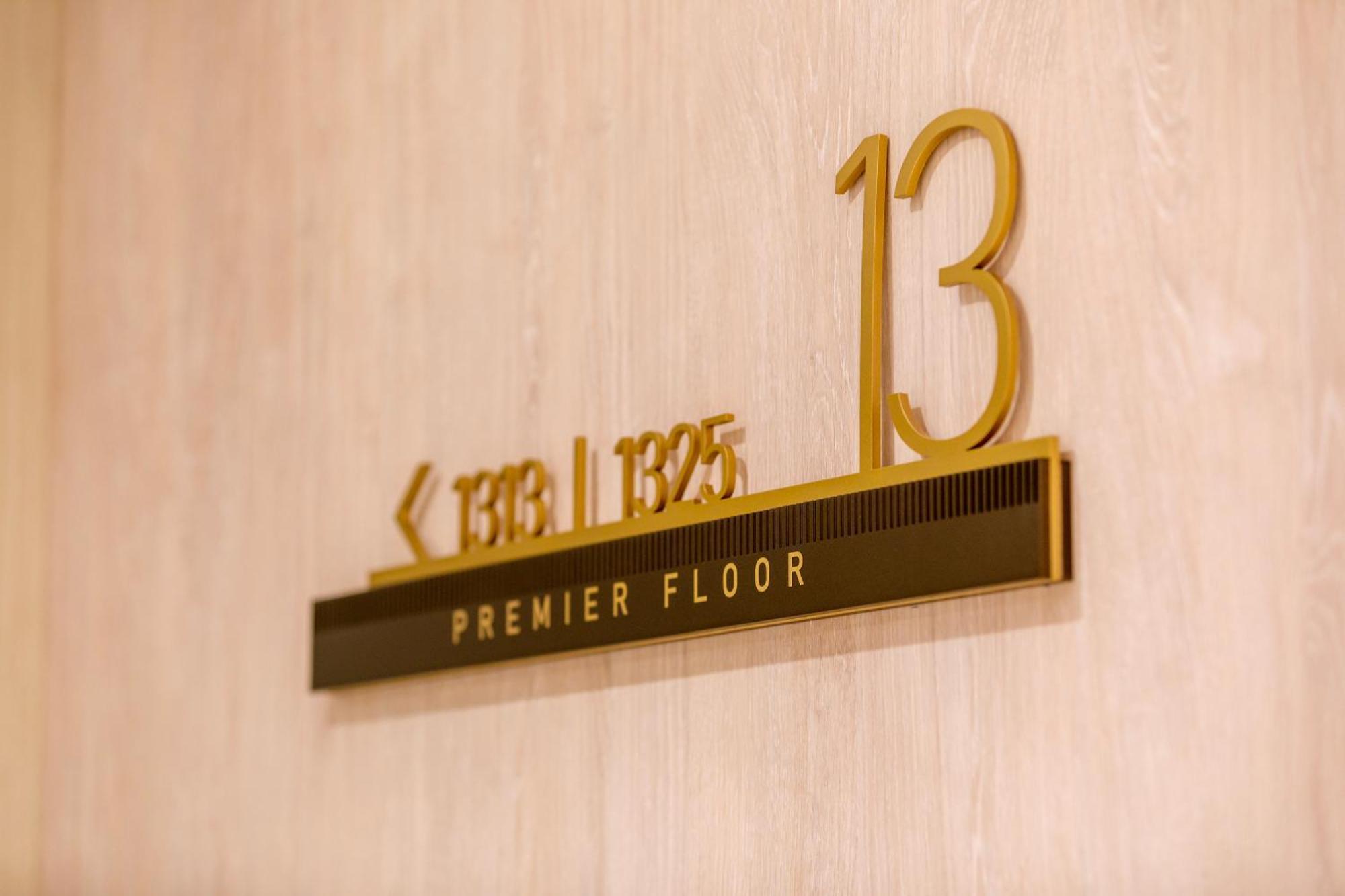 Amora Hotel Brisbane Bagian luar foto Floor sign of the 13th floor of the hotel