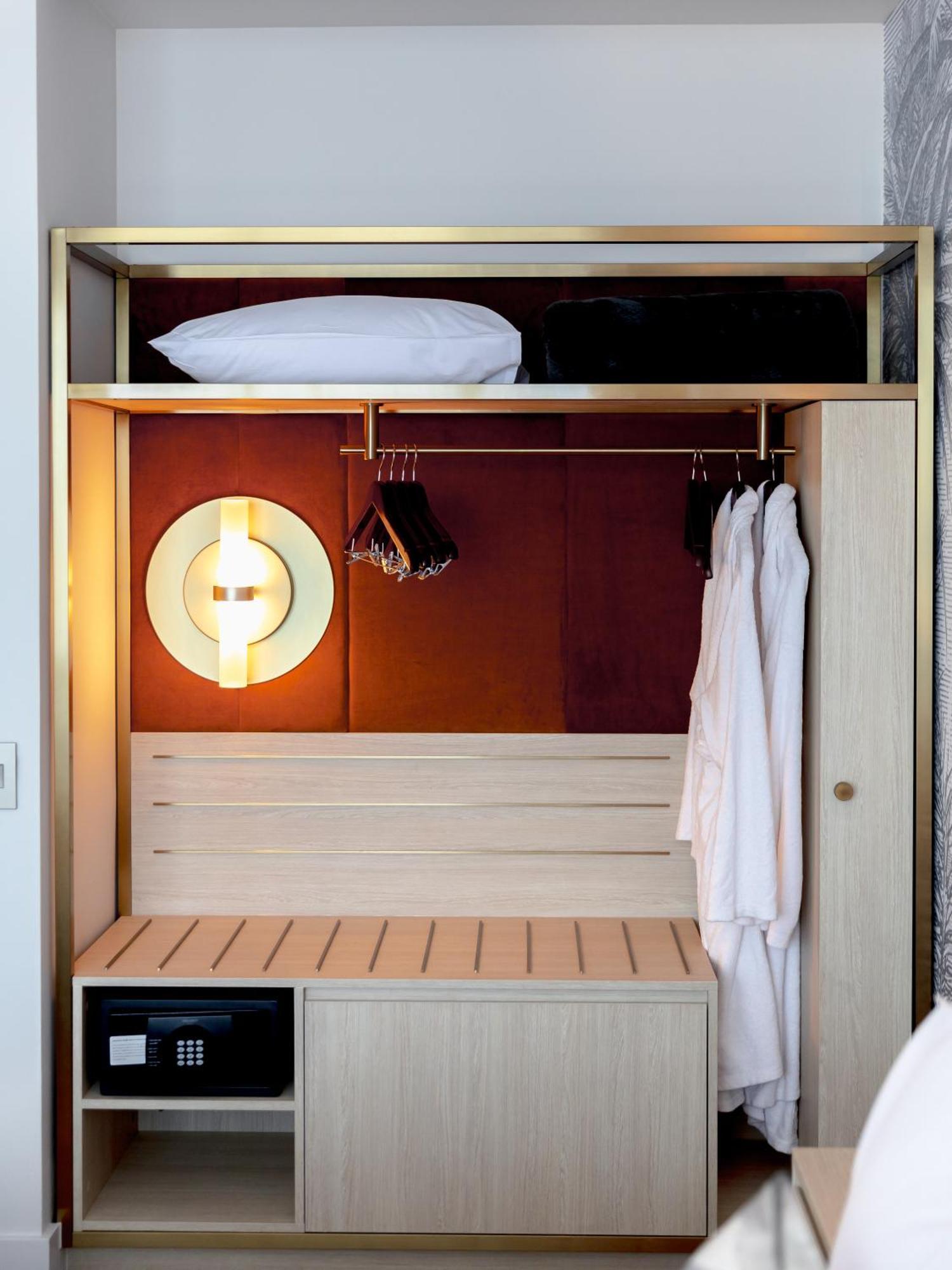Amora Hotel Brisbane Bagian luar foto A wall-mounted clothes rack