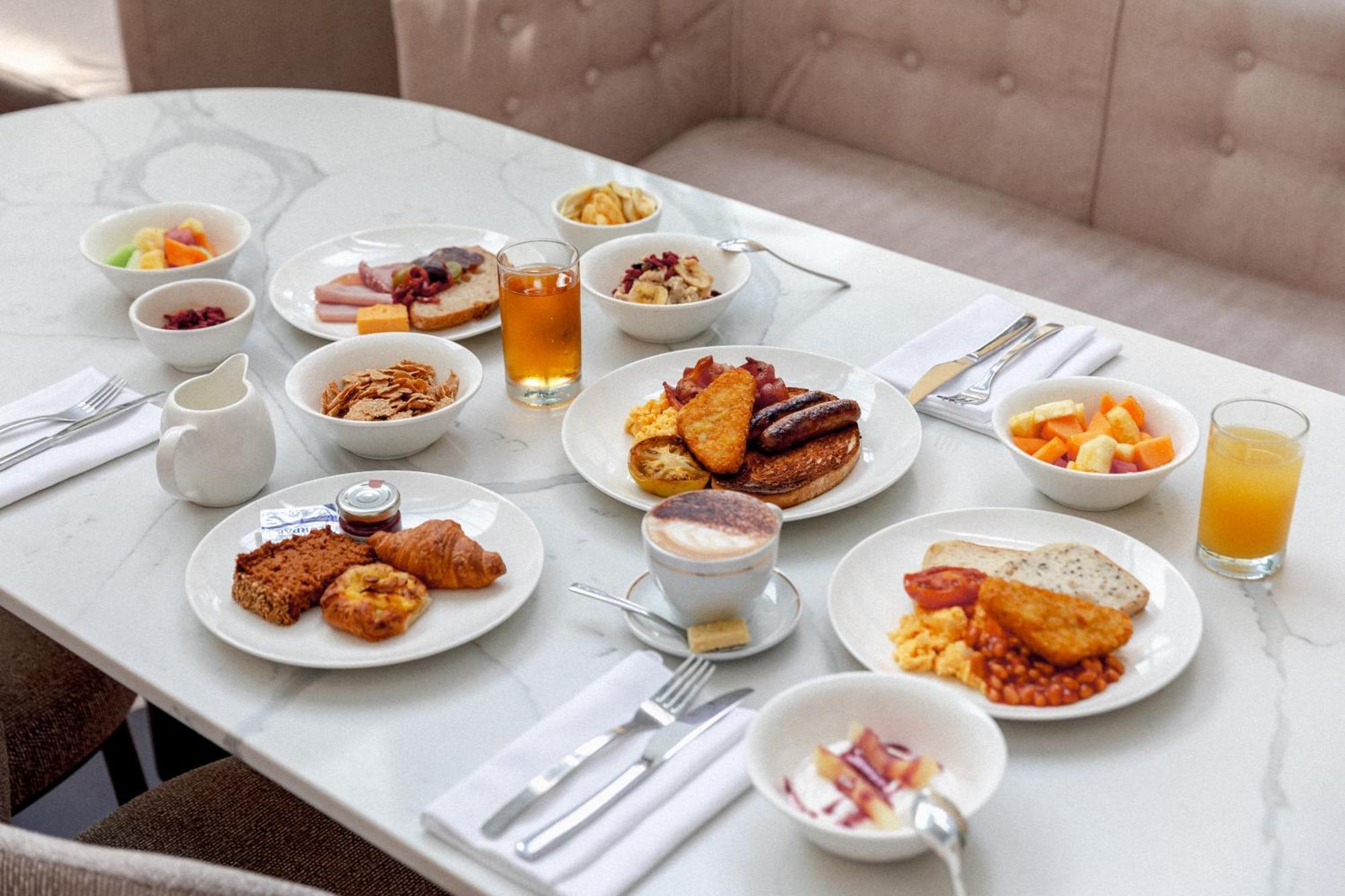 Amora Hotel Brisbane Bagian luar foto A breakfast buffet at a hotel