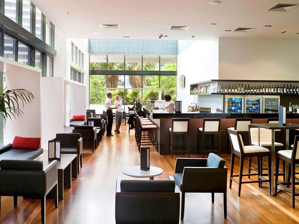 Amora Hotel Brisbane Restoran foto The Qantas Club lounge at Brisbane International Airport