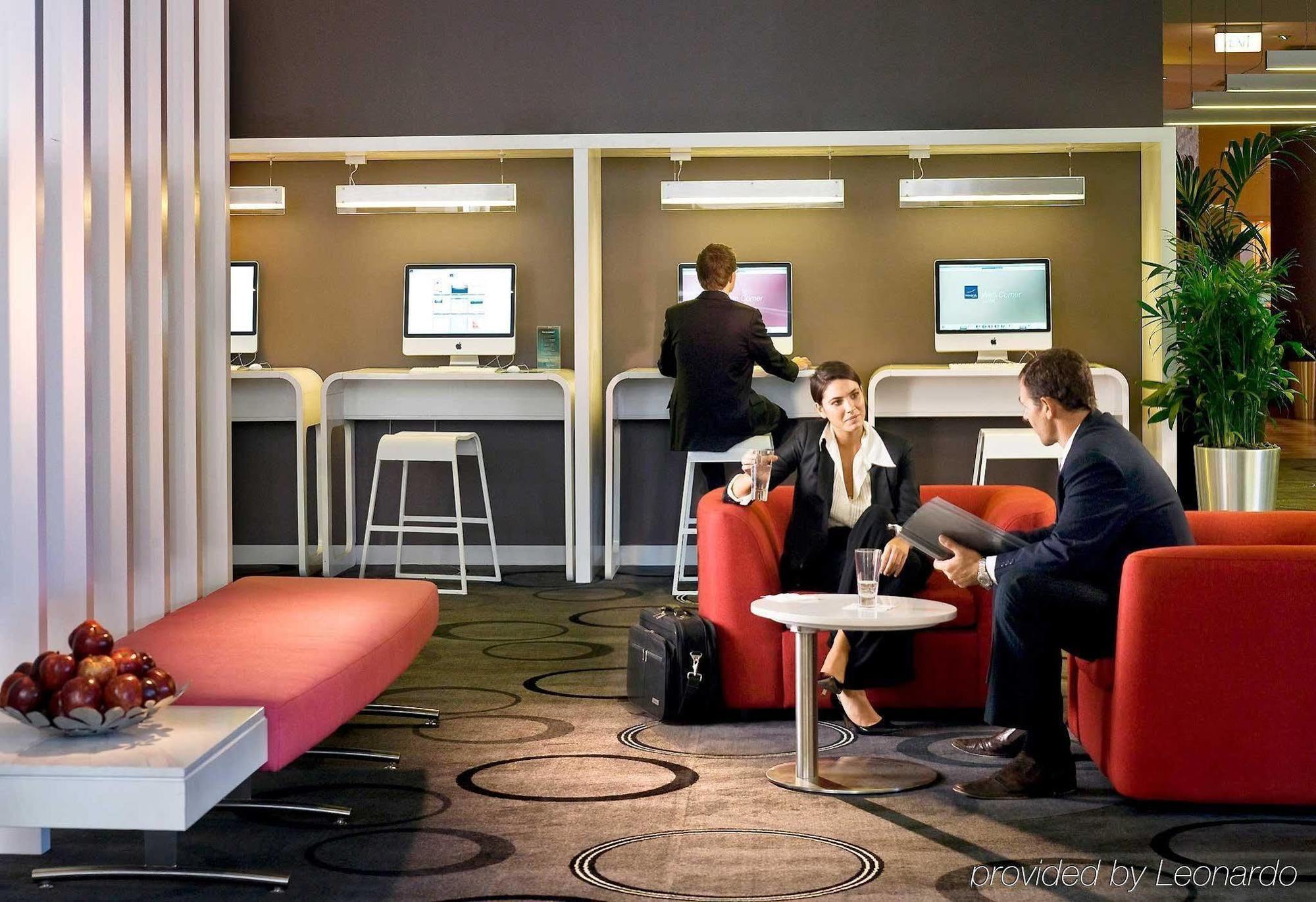 Amora Hotel Brisbane Bagian luar foto Business center
